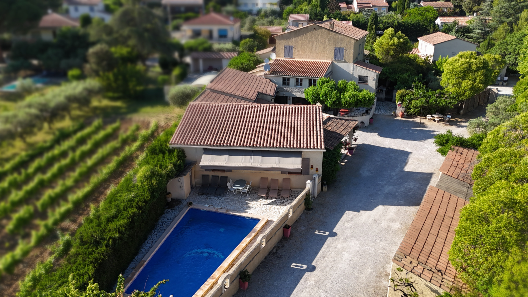 Mas avec 2 logements indépendants + bâtiment de 5 chambres d’hôtes-piscine