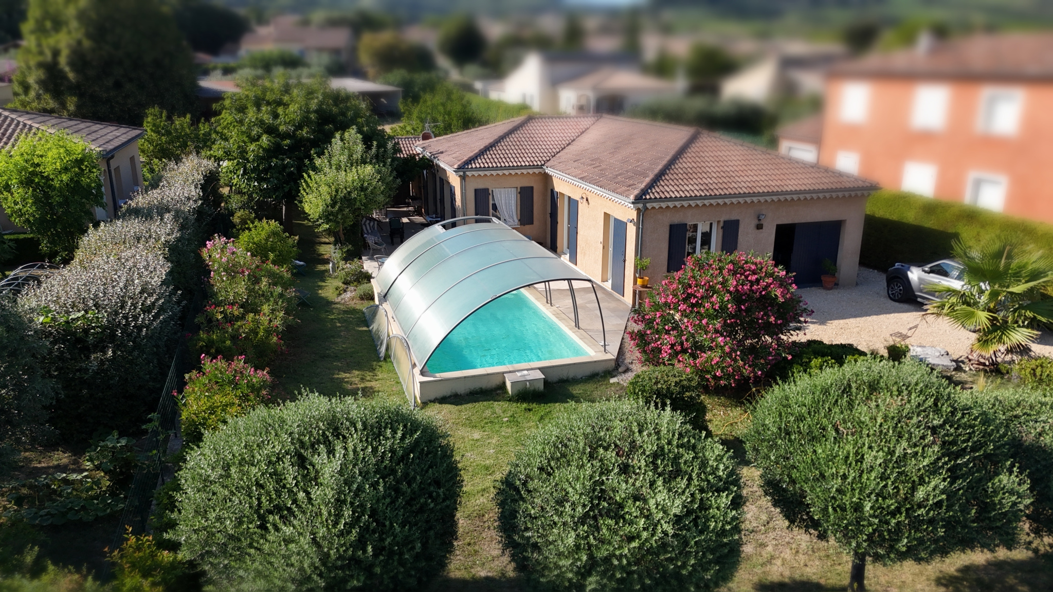 Villa plain-pied, piscine couverte, terrain arboré