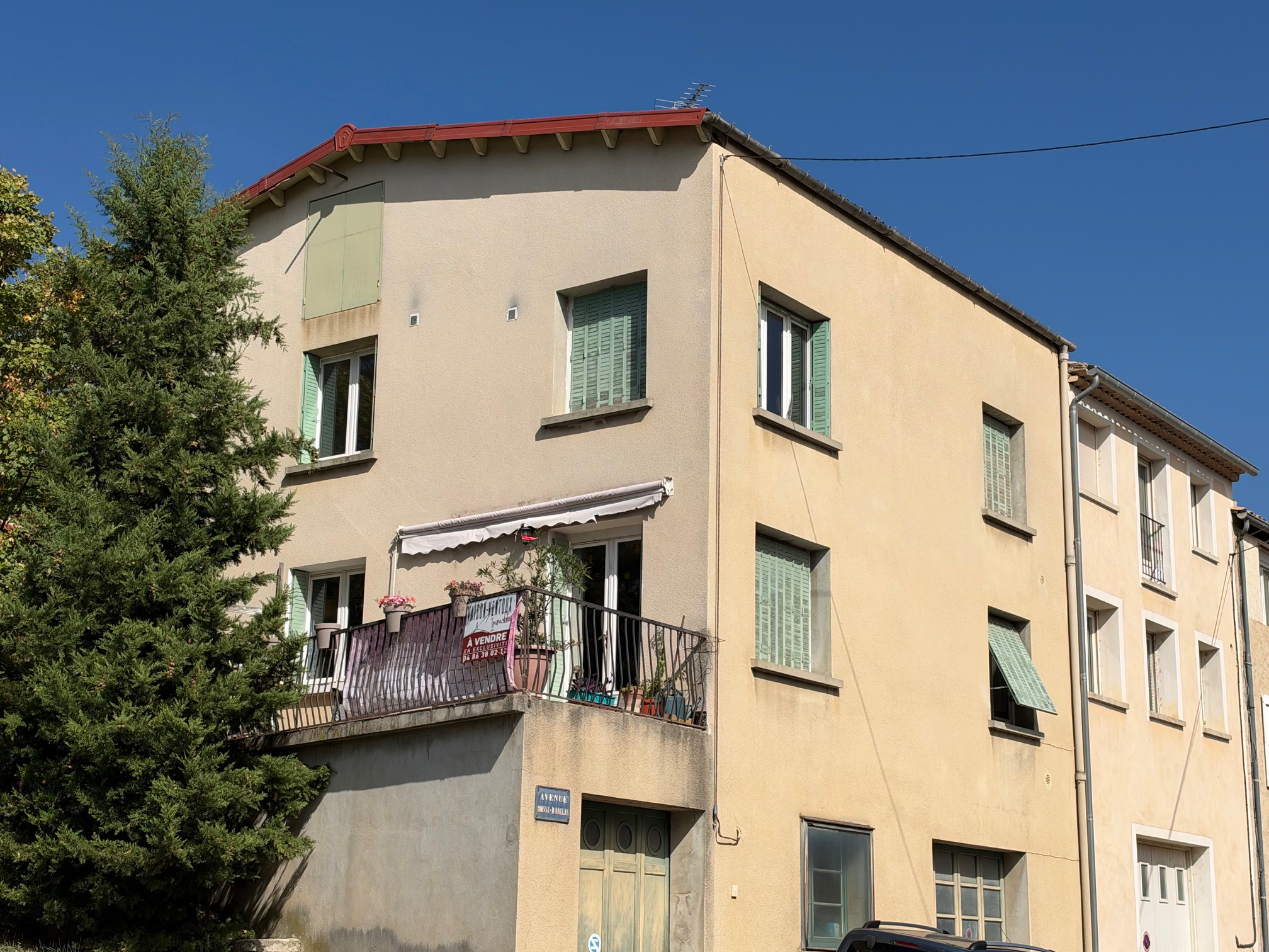 Maison avec 2 appartements et 1 grand garage