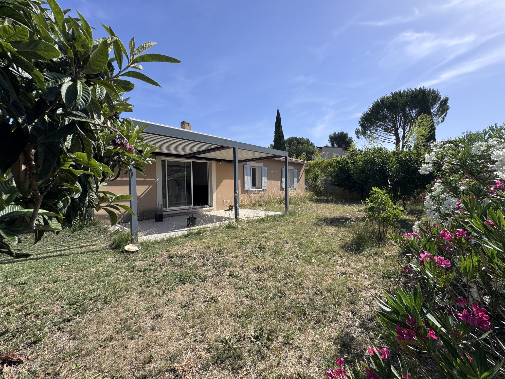 Villa de plain-pied avec jardin, 10' à pied du centre
