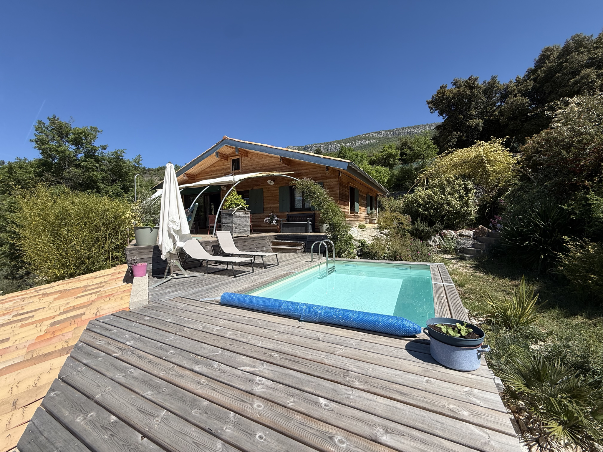Maison en bois sur 2,- ha, situation exceptionnelle