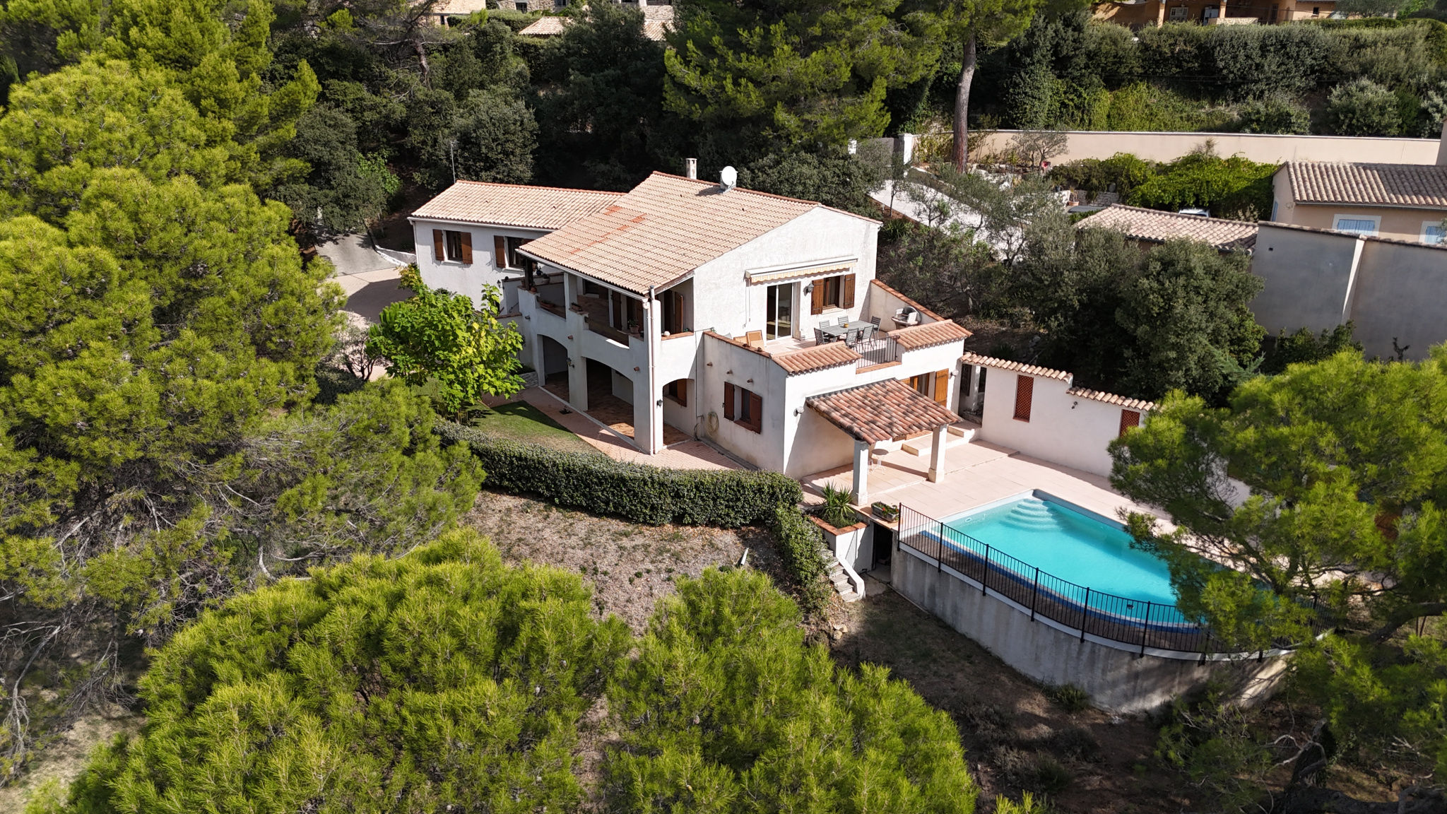 Entre Nyons et Vaison   Belle villa, piscine à débordement et environnement privilégié